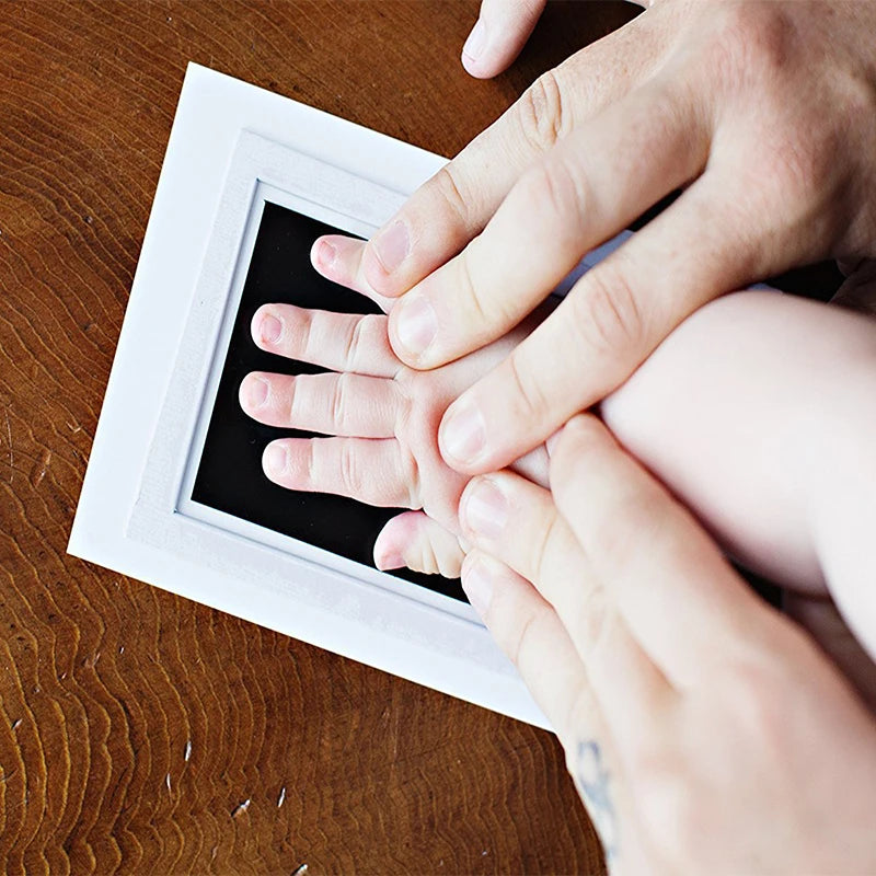 HerzPrint™ Baby Abdruck-Set | 2x Tintenfreies Abdruck-Pad für Hand & Fuß | Erinnerungsstück für Neugeborene (0–6 Monate)